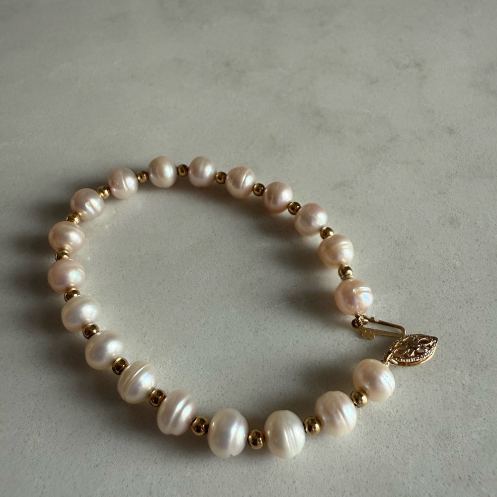 Elegant Pearl and Gold Beaded Bracelet